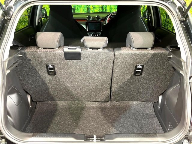 ���i�̂���������ʋ΁A���}���ɏ\���ȉ׎��X�y�[�X���m�ۂ��Ă���܂��B�Z�J���h�V�[�g��|���ƁA�傫�ȉו��̐ύڂ��\�ł���