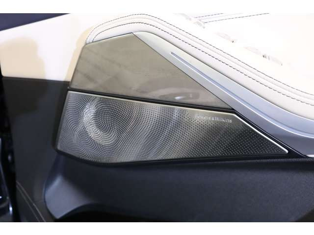 �����̓o�C�J���[�̃t�����U�[�����m���̗p���ABowers & Wilkins �_�C�������h�E�T���E���h�E�T�E���h�E�V�X�e���������BBMW��SUV���C���A�b�v�ɂ�����ŏ㋉���f���Ƃ��āA�����E���K���Ƃ��ɂ��������������܂��B