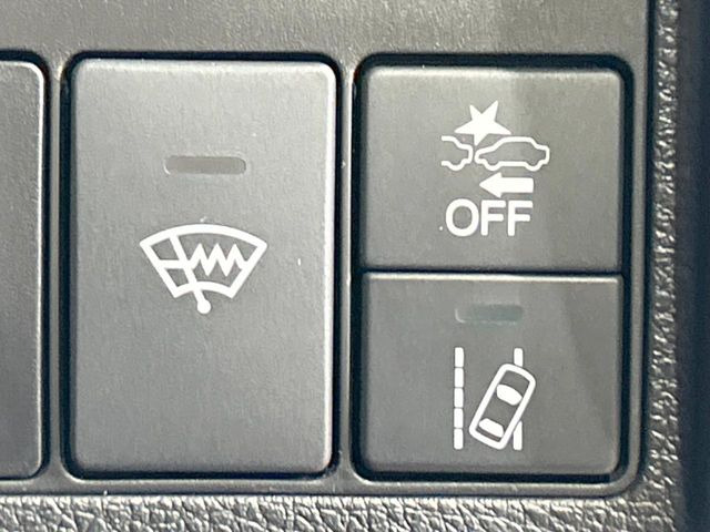 【車線維持支援システム】高速道路走行時、車線からはみ出しそうな時にステアリングを制御。より安心・安全な運転をサポートしてくれます!