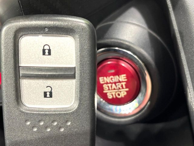 �yHonda�X�}�[�g�L�[�z�J�o����|�P�b�g�ɓ��ꂽ�܂܂ł��h�A�̎{���E�������\�ȃX�}�[�g�L�[�𑕔��B�G���W���̃I���E�I�t�����J�M�����o���K�v����������Ƃ��Ă��֗��ł���