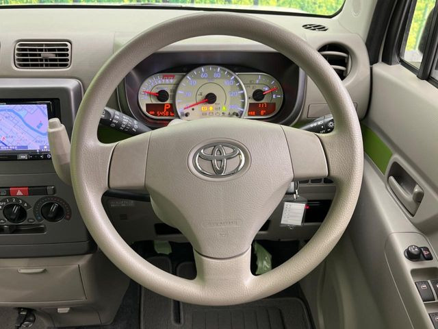 �C���e���A�ɍ��킹���f�U�C���̃X�e�A�����O�́A�^�]�������̂��Ƃ��l���A�^�]���₷���`��A�傫���ł��B�����x�A���ۂɐG���Ă��m���߂��������B