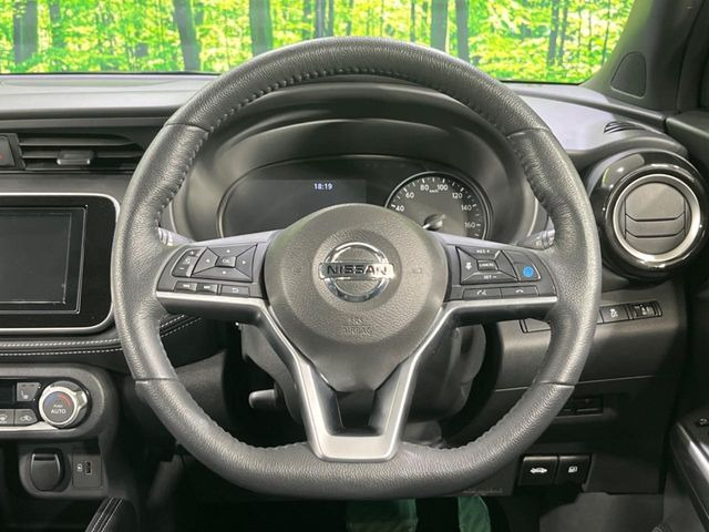 �C���e���A�ɍ��킹���f�U�C���̃X�e�A�����O�́A�^�]�������̂��Ƃ��l���A�^�]���₷���`��A�傫���ł��B�����x�A���ۂɐG���Ă��m���߂��������B