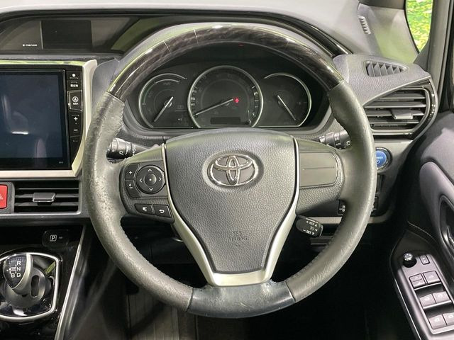 �C���e���A�ɍ��킹���f�U�C���̃X�e�A�����O�́A�^�]�������̂��Ƃ��l���A�^�]���₷���`��A�傫���ł��B�����x�A���ۂɐG���Ă��m���߂��������B