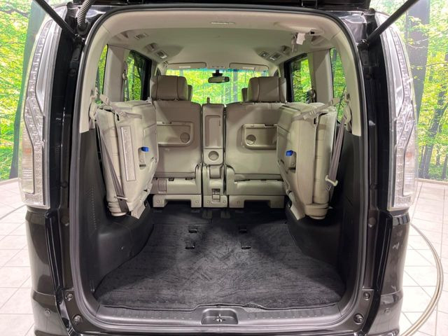 ���i�̂���������ʋ΁A���}���ɏ\���ȉ׎��X�y�[�X���m�ۂ��Ă���܂��B�Z�J���h�V�[�g��|���ƁA�傫�ȉו��̐ύڂ��\�ł���