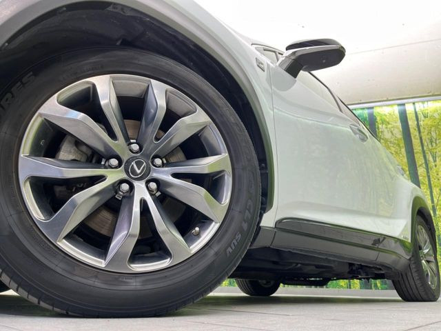 �y����18�C���`�A���~�z�C�[���z�O�ςɃ}�b�`���������A���~�z�C�[���𑕒����Ă���܂��B�e��ЊO�A���~�z�C�[����A�X�^�b�h���X�^�C�����戵�����Ă���܂��B���񂲑��k����������