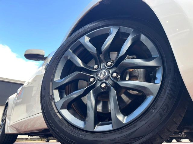 �y����18�C���`�A���~�z�C�[���z�O�ςɃ}�b�`���������A���~�z�C�[���𑕒����Ă���܂��B�e��ЊO�A���~�z�C�[����A�X�^�b�h���X�^�C�����戵�����Ă���܂��B���񂲑��k����������