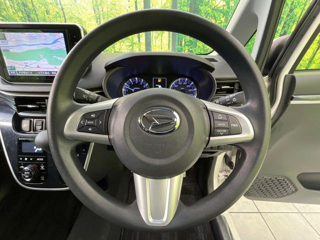 �C���e���A�ɍ��킹���f�U�C���̃X�e�A�����O�́A�^�]�������̂��Ƃ��l���A�^�]���₷���`��A�傫���ł��B�����x�A���ۂɐG���Ă��m���߂��������B