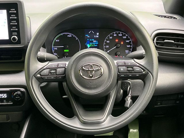 �C���e���A�ɍ��킹���f�U�C���̃X�e�A�����O�́A�^�]�������̂��Ƃ��l���A�^�]���₷���`��A�傫���ł��B�����x�A���ۂɐG���Ă��m���߂��������B