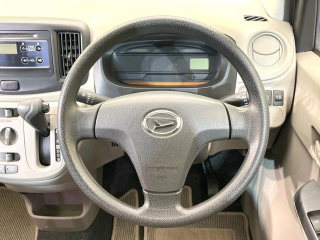 �C���e���A�ɍ��킹���f�U�C���̃X�e�A�����O�́A�^�]�������̂��Ƃ��l���A�^�]���₷���`��A�傫���ł��B�����x�A���ۂɐG���Ă��m���߂��������B