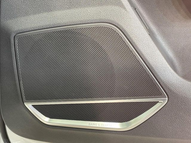 ��Bang&Olufsen�T�E���h�V�X�e��:�����C���e���A���������̃v���~�A���T�E���h�V�X�e���𑕔����Ă���A���i�����Տꊴ�̂��鉹�y���ԓ��ł��y���݂��������܂��B