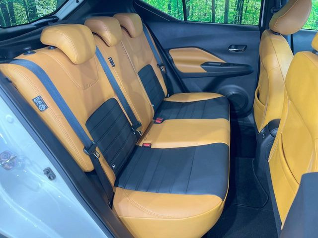 後部座席も気になるようなキズ・汚れやへたり等、大きなダメージはなく、良好な状態です。