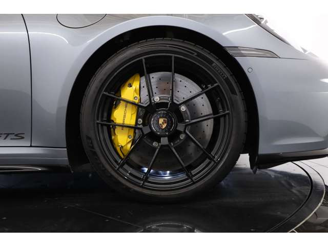 PCCB(�|���V�F�Z���~�b�N�R���|�W�b�g�u���[�L)�𑕒����A�����͂Ƒσt�F�[�h�����m�ہB���s���\���d���������ɂƂ��đ傫�Ȗ��͂ƂȂ鑕���ł��B