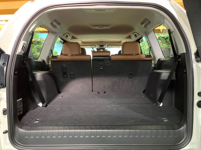 後席を格納すると、これだけの広さが!シーンに合わせたシートアレンジで、大きな荷物も積むことが出来ます♪