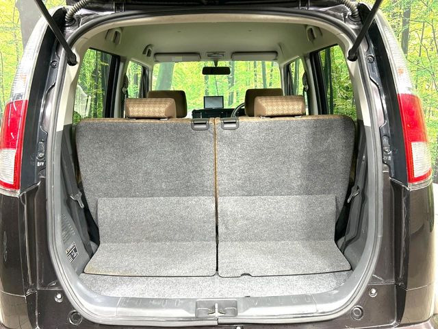 ���i�̂���������ʋ΁A���}���ɏ\���ȉ׎��X�y�[�X���m�ۂ��Ă���܂��B�Z�J���h�V�[�g��|���ƁA�傫�ȉו��̐ύڂ��\�ł���