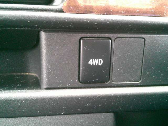 2WD&rArr;4WD�̐ؑւ����{�^��1�̃J���^������ł�!�ᓹ�Ȃǂ�4WD���K�v�Ȏ��ȊO��2WD�ő��s�ł��܂�!