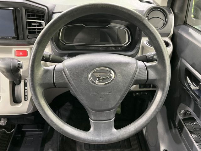 �C���e���A�ɍ��킹���f�U�C���̃X�e�A�����O�́A�^�]�������̂��Ƃ��l���A�^�]���₷���`��A�傫���ł��B�����x�A���ۂɐG���Ă��m���߂��������B