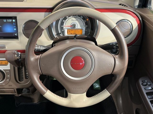 �C���e���A�ɍ��킹���f�U�C���̃X�e�A�����O�́A�^�]�������̂��Ƃ��l���A�^�]���₷���`��A�傫���ł��B�����x�A���ۂɐG���Ă��m���߂��������B