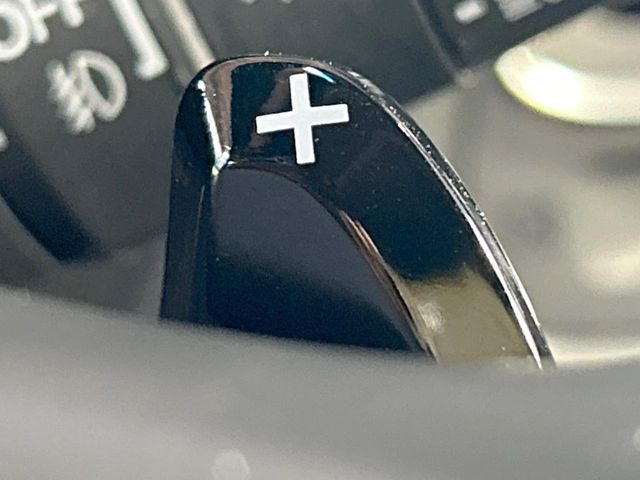 【パドルシフト】ハンドルから手を離さずに素早くシフトアップ&ダウンができるので、エンジンブレーキを使う下り坂や高速道路の合流で加速したい場面で役立ちます。