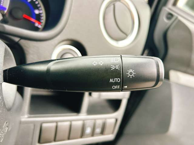 【オートライト】車外の明るさを検知して、自動的にヘッドライトを点灯してくれます♪トンネルを走行する際にも、自動的に点灯してくれて便利な装備の1つです♪