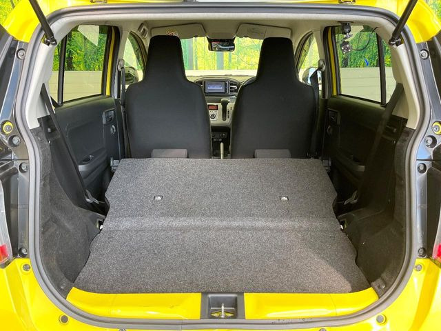 ���i�̂���������ʋ΁A���}���ɏ\���ȉ׎��X�y�[�X���m�ۂ��Ă���܂��B�Z�J���h�V�[�g��|���ƁA�傫�ȉו��̐ύڂ��\�ł���