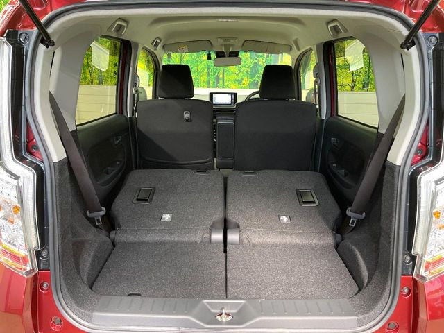 ���i�̂���������ʋ΁A���}���ɏ\���ȉ׎��X�y�[�X���m�ۂ��Ă���܂��B�Z�J���h�V�[�g��|���ƁA�傫�ȉו��̐ύڂ��\�ł���