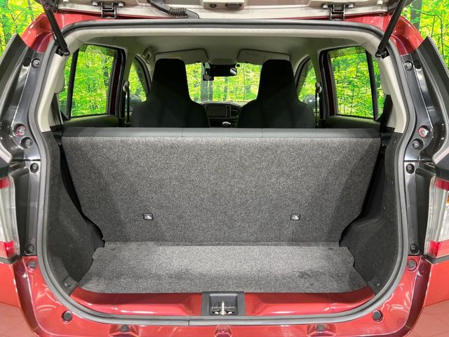 ���i�̂���������ʋ΁A���}���ɏ\���ȉ׎��X�y�[�X���m�ۂ��Ă���܂��B�Z�J���h�V�[�g��|���ƁA�傫�ȉו��̐ύڂ��\�ł���