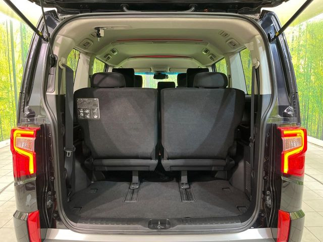 ���i�̂���������ʋ΁A���}���ɏ\���ȉ׎��X�y�[�X���m�ۂ��Ă���܂��B�Z�J���h�V�[�g��|���ƁA�傫�ȉו��̐ύڂ��\�ł���