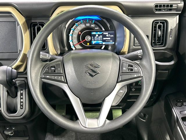 �C���e���A�ɍ��킹���f�U�C���̃X�e�A�����O�́A�^�]�������̂��Ƃ��l���A�^�]���₷���`��A�傫���ł��B�����x�A���ۂɐG���Ă��m���߂��������B