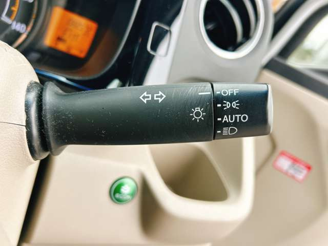 �y�I�[�g���C�g�z�ԊO�̖��邳�����m���āA�����I�Ƀw�b�h���C�g��_�����Ă���܂���g���l���𑖍s����ۂɂ��A�����I�ɓ_�����Ă���ĕ֗��ȑ�����1�ł���