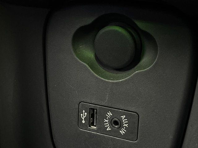 ��USB�EAUX�ڑ�:���莝���̃~���[�W�b�N�v���[���[��ڑ����A�ԓ��ł��C�ɓ���̉��y���C�y�Ɋy���ނ��Ƃ��ł��܂���