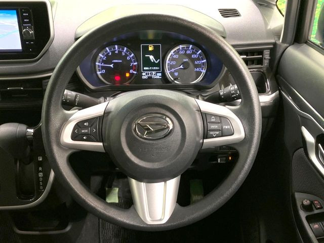 �C���e���A�ɍ��킹���f�U�C���̃X�e�A�����O�́A�^�]�������̂��Ƃ��l���A�^�]���₷���`��A�傫���ł��B�����x�A���ۂɐG���Ă��m���߂��������B