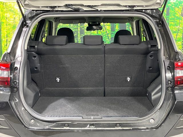 ���i�̂���������ʋ΁A���}���ɏ\���ȉ׎��X�y�[�X���m�ۂ��Ă���܂��B�Z�J���h�V�[�g��|���ƁA�傫�ȉו��̐ύڂ��\�ł���