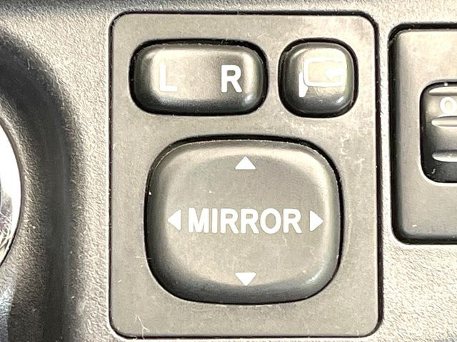 �y�d���i�[�~���[�z�T�C�h�~���[�͓d���i�[���ƂȂ��Ă���A�������ԏ�ł��L�Y�������X�N��}�����܂��B