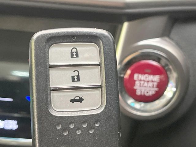 �yHonda�X�}�[�g�L�[�z�J�o����|�P�b�g�ɓ��ꂽ�܂܂ł��h�A�̎{���E�������\�ȃX�}�[�g�L�[�𑕔��B�G���W���̃I���E�I�t�����J�M�����o���K�v����������Ƃ��Ă��֗��ł���