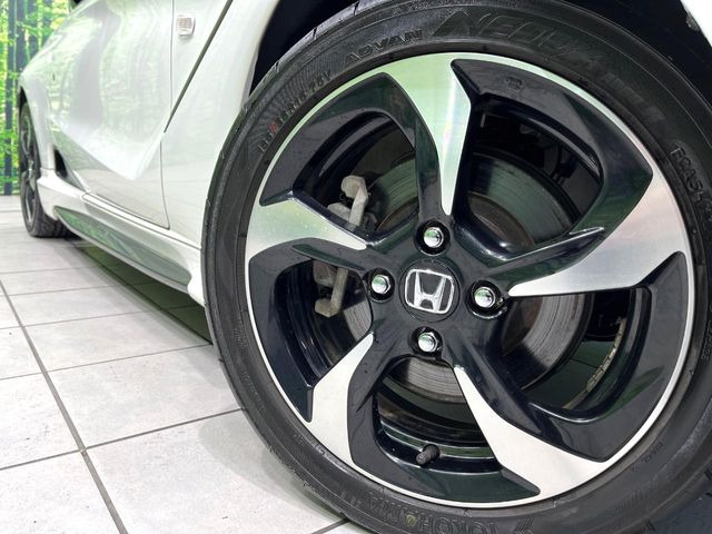 �y����15�C���`�A���~�z�C�[���z�O�ςɃ}�b�`���������A���~�z�C�[���𑕒����Ă���܂��B�e��ЊO�A���~�z�C�[����A�X�^�b�h���X�^�C�����戵�����Ă���܂��B���񂲑��k����������