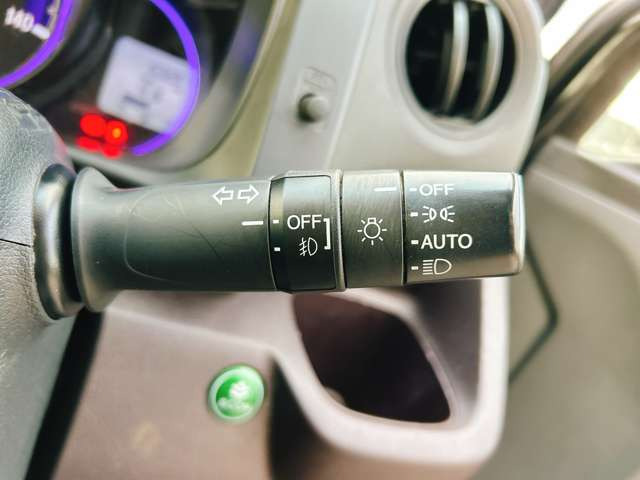 �y�I�[�g���C�g�z�ԊO�̖��邳�����m���āA�����I�Ƀw�b�h���C�g��_�����Ă���܂���g���l���𑖍s����ۂɂ��A�����I�ɓ_�����Ă���ĕ֗��ȑ�����1�ł���