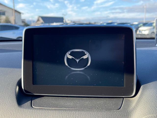 �y�}�c�_�R�l�N�g�z�ԓ��̕��͋C�Ƀ}�b�`������^�̃f�B�X�v���C�B�X�}�z�ڑ��ł̃i�r�g�p��Bluetooth�Đ����A�l�X�ȋ@�\���y���߂܂��B�����I�ȃ_�C�������삪�\�ŁA�g��������ǍD�ł��B