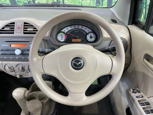 �C���e���A�ɍ��킹���f�U�C���̃X�e�A�����O�́A�^�]�������̂��Ƃ��l���A�^�]���₷���`��A�傫���ł��B�����x�A���ۂɐG���Ă��m���߂��������B