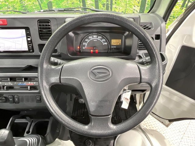 �C���e���A�ɍ��킹���f�U�C���̃X�e�A�����O�́A�^�]�������̂��Ƃ��l���A�^�]���₷���`��A�傫���ł��B�����x�A���ۂɐG���Ă��m���߂��������B