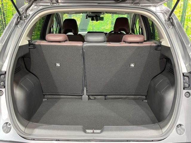 ���i�̂���������ʋ΁A���}���ɏ\���ȉ׎��X�y�[�X���m�ۂ��Ă���܂��B�Z�J���h�V�[�g��|���ƁA�傫�ȉו��̐ύڂ��\�ł���