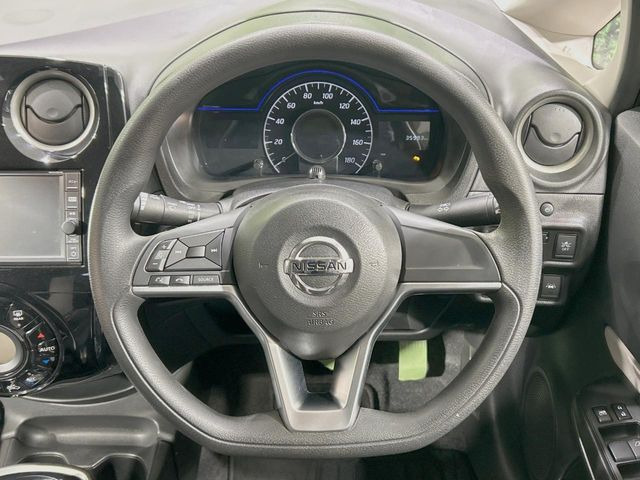 �C���e���A�ɍ��킹���f�U�C���̃X�e�A�����O�́A�^�]�������̂��Ƃ��l���A�^�]���₷���`��A�傫���ł��B�����x�A���ۂɐG���Ă��m���߂��������B