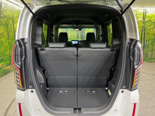 ���i�̂���������ʋ΁A���}���ɏ\���ȉ׎��X�y�[�X���m�ۂ��Ă���܂��B�Z�J���h�V�[�g��|���ƁA�傫�ȉו��̐ύڂ��\�ł���