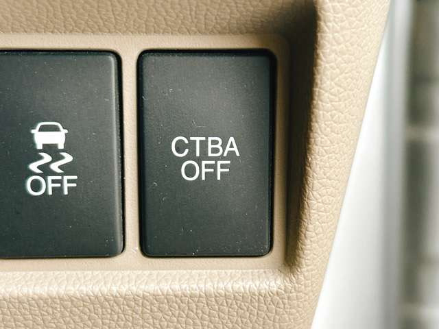 �y�Փˌy�����u�z���s���ɑO���̎ԗ�����F�����A�Փ˂������Ȏ��͌x��ƃu���[�L�ŏՓˉ���Ɣ�Q�y�����A�V�X�g�B�����S�Ƀh���C�u�����y���݂��������܂��B