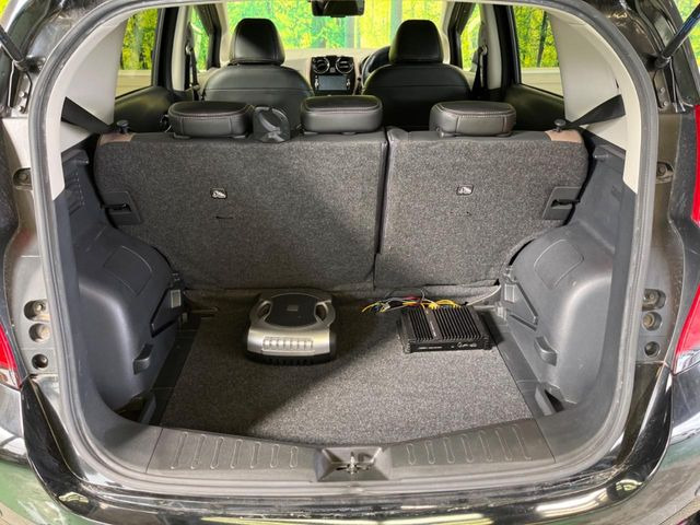 ���i�̂���������ʋ΁A���}���ɏ\���ȉ׎��X�y�[�X���m�ۂ��Ă���܂��B�Z�J���h�V�[�g��|���ƁA�傫�ȉו��̐ύڂ��\�ł���