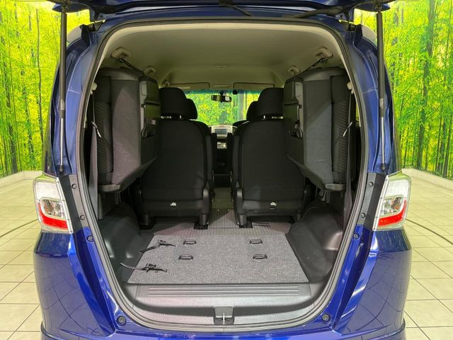 ���i�̂���������ʋ΁A���}���ɏ\���ȉ׎��X�y�[�X���m�ۂ��Ă���܂��B�Z�J���h�V�[�g��|���ƁA�傫�ȉו��̐ύڂ��\�ł���