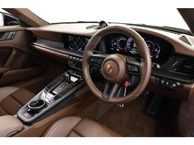 �N���u���U�[�C���e���A(�g�����t�u���E��)���̗p���A�X�|�[�e�B���̒��ɏ㎿�ŗ������������͋C���������鎺����ԂɎd�オ���Ă��܂��B