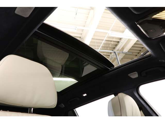 ����ɁA15,000�ȏ�̃��C�g�G�������g���������P���X�J�C�E���E���W�E�p�m���}�E�K���X�E�T�����[�t�𑕔����A���͊J�������ӂ�鎺�����A���6�F�ɐ؂�ւ��A���r�G���g���C�g�Ō��z�I�ȋ�Ԃ����o���܂��B