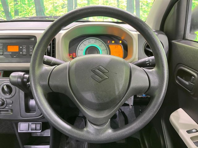 �C���e���A�ɍ��킹���f�U�C���̃X�e�A�����O�́A�^�]�������̂��Ƃ��l���A�^�]���₷���`��A�傫���ł��B�����x�A���ۂɐG���Ă��m���߂��������B