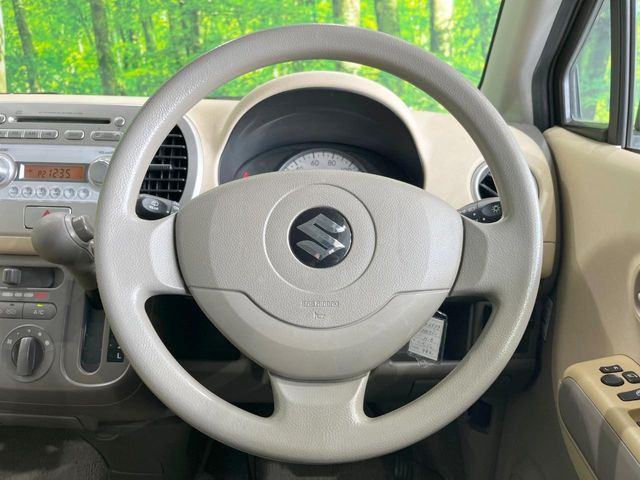 �C���e���A�ɍ��킹���f�U�C���̃X�e�A�����O�́A�^�]�������̂��Ƃ��l���A�^�]���₷���`��A�傫���ł��B�����x�A���ۂɐG���Ă��m���߂��������B