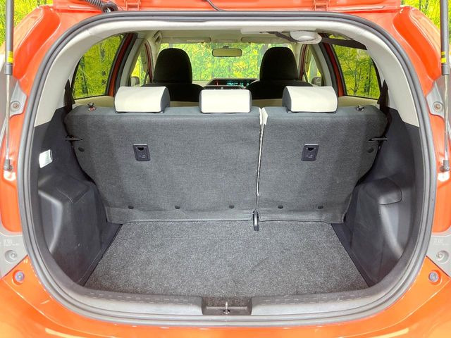 ���i�̂���������ʋ΁A���}���ɏ\���ȉ׎��X�y�[�X���m�ۂ��Ă���܂��B�Z�J���h�V�[�g��|���ƁA�傫�ȉו��̐ύڂ��\�ł���